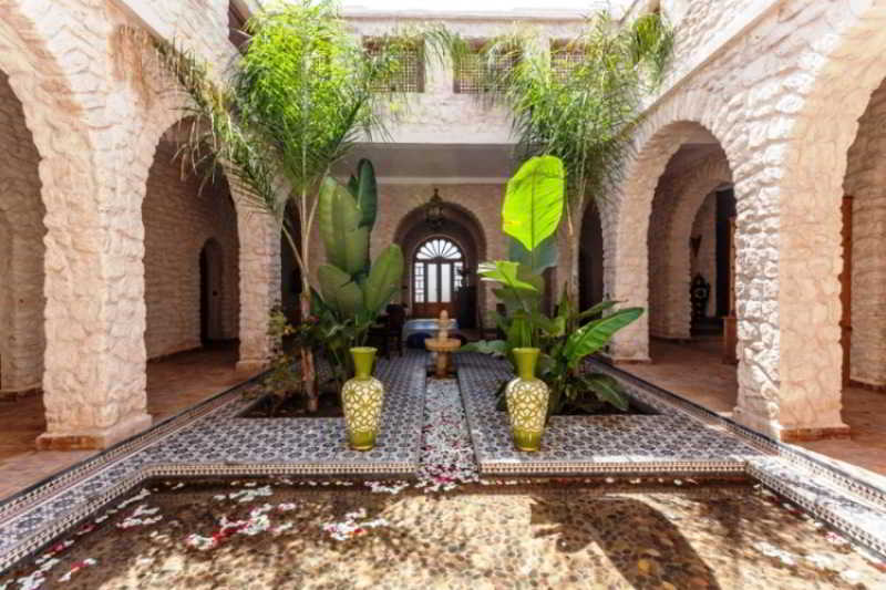 Riad Dharma Bou Mkila المظهر الخارجي الصورة