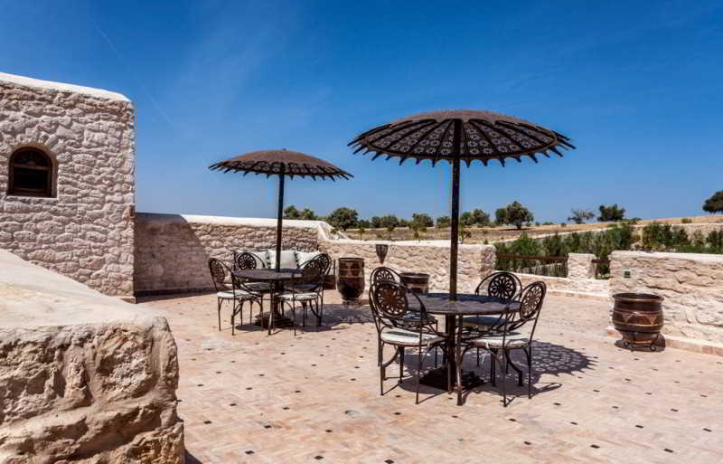 Riad Dharma Bou Mkila المظهر الخارجي الصورة
