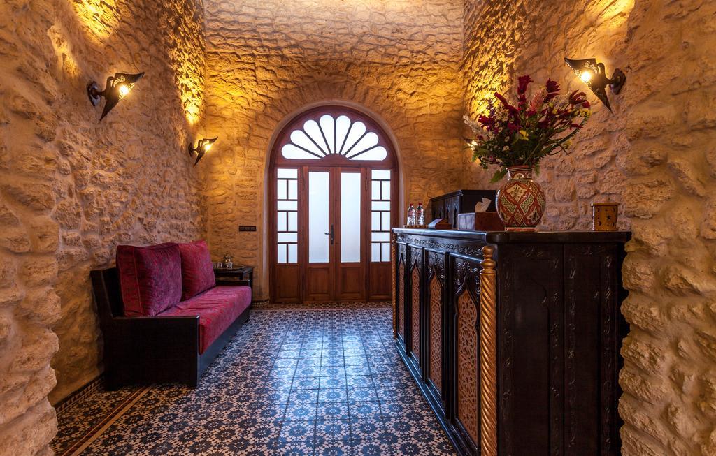 Riad Dharma Bou Mkila المظهر الخارجي الصورة
