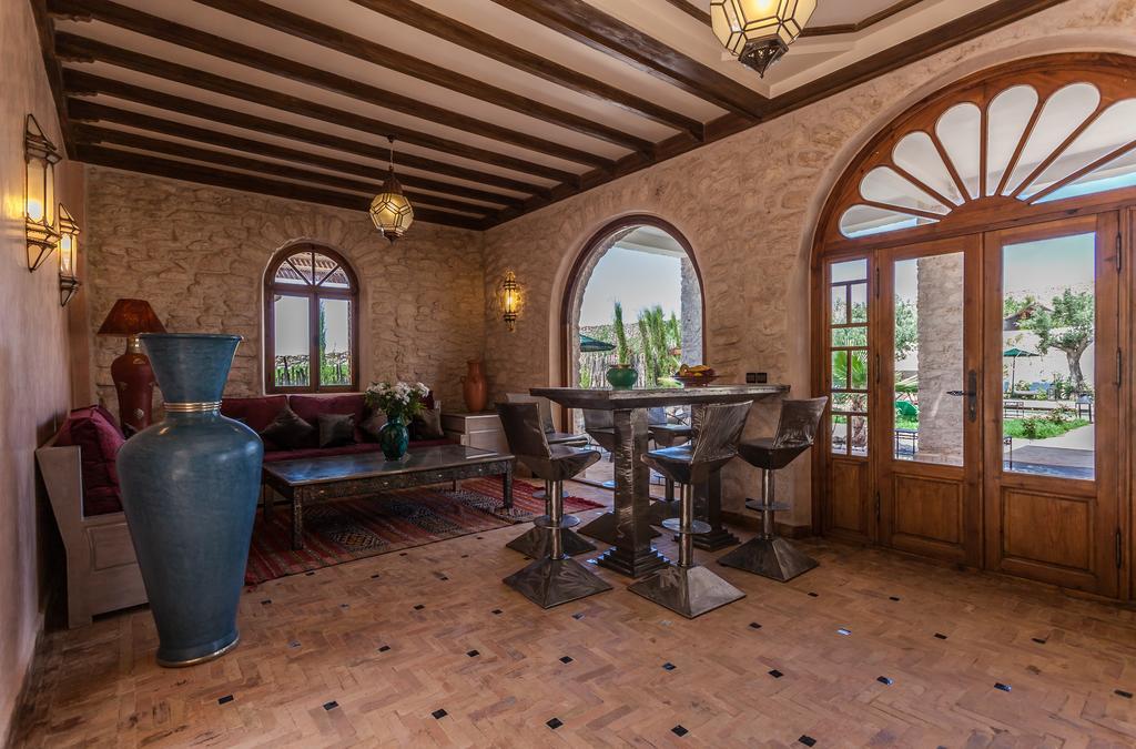 Riad Dharma Bou Mkila المظهر الخارجي الصورة