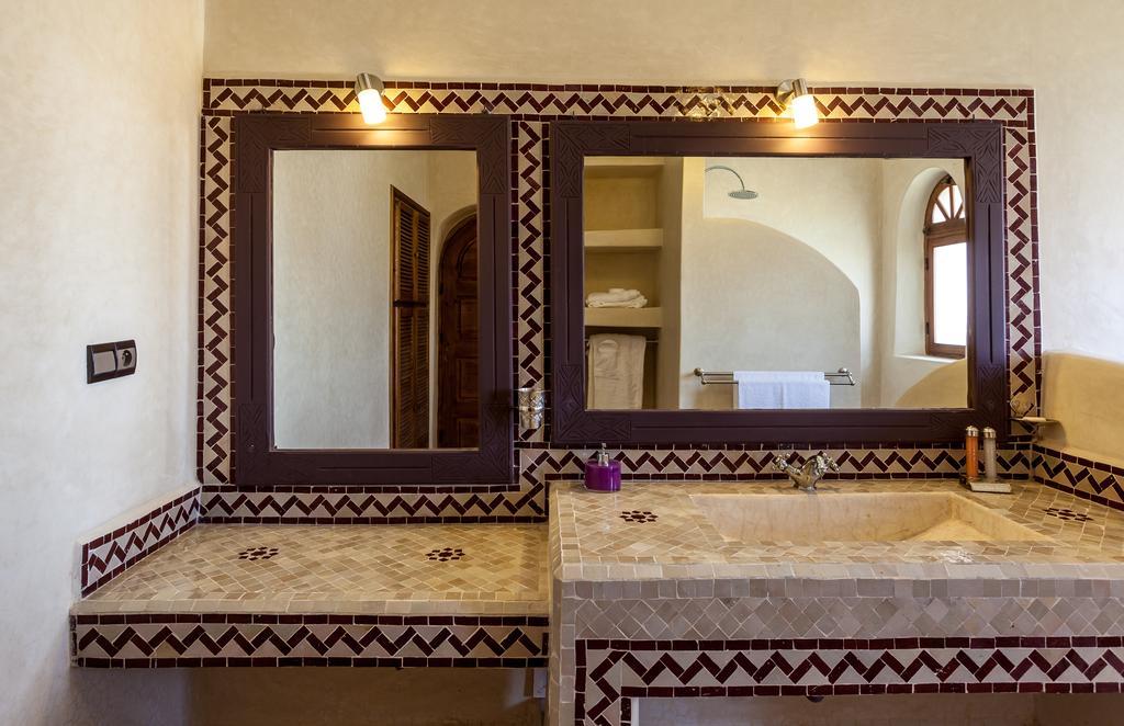 Riad Dharma Bou Mkila المظهر الخارجي الصورة