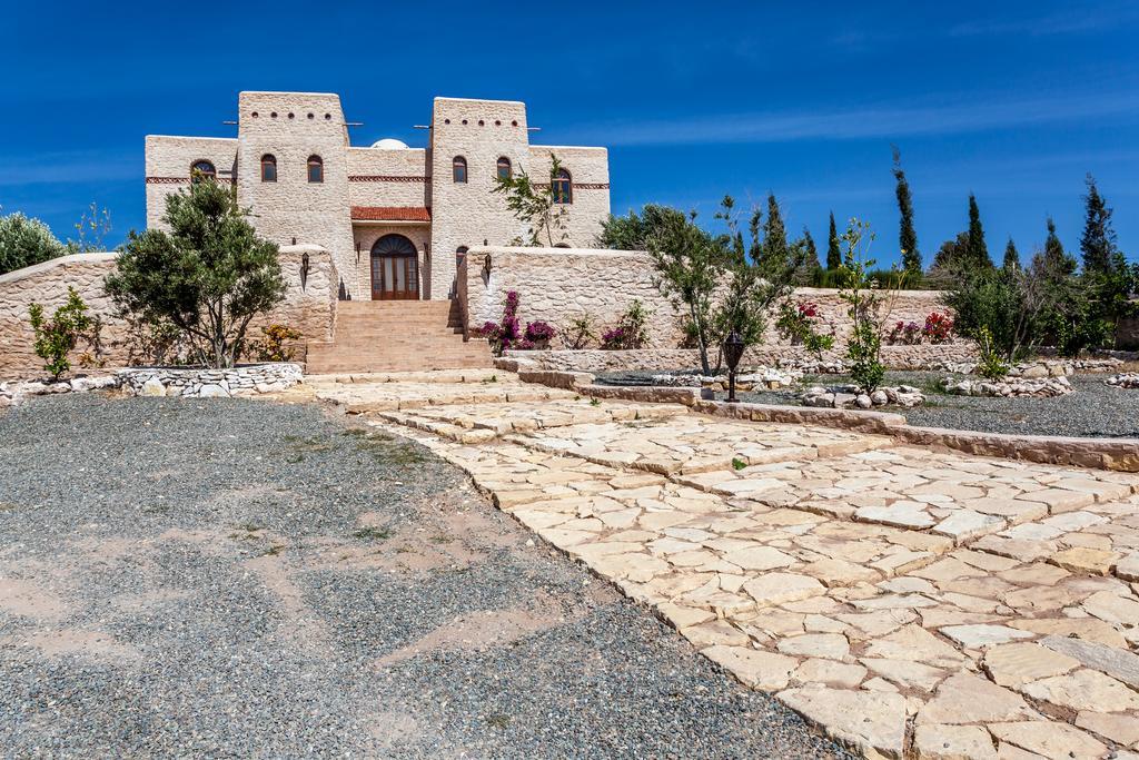 Riad Dharma Bou Mkila المظهر الخارجي الصورة