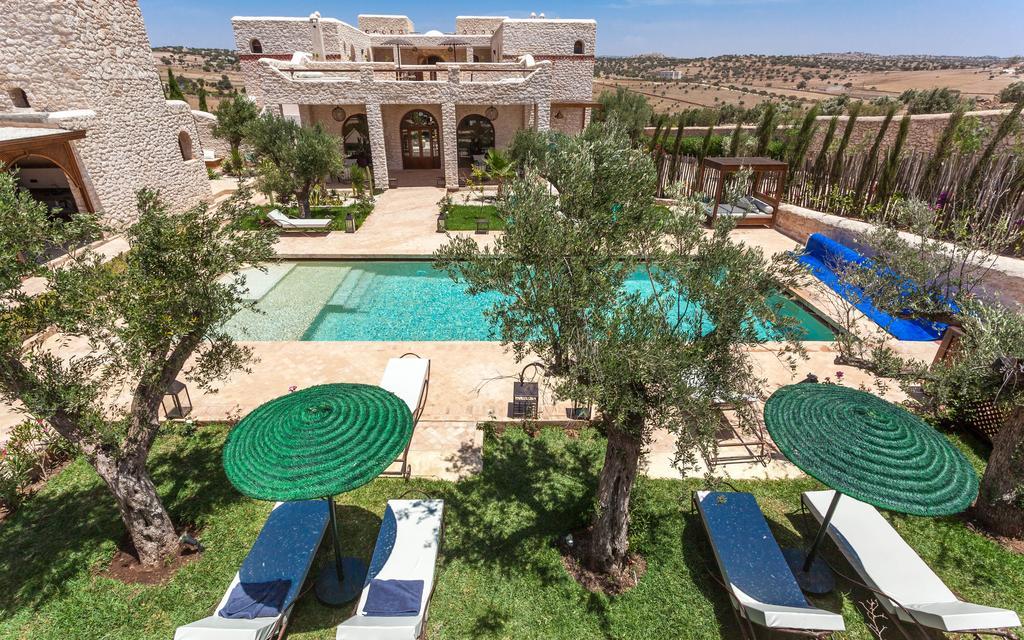Riad Dharma Bou Mkila المظهر الخارجي الصورة